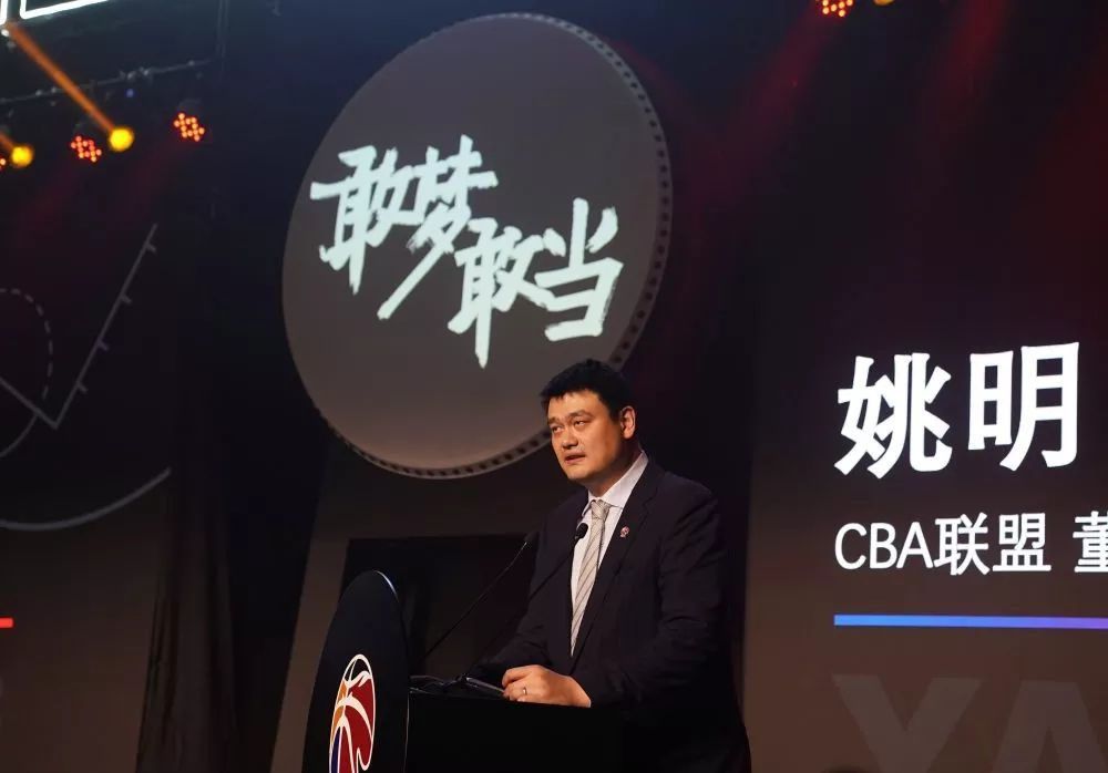 经过了一段时间“特种兵”式的情侣内卷生活，郑恺饰演的余飞和曾梦雪饰演的丁点纷纷表示“装不下去了”，就此摊牌回归自我